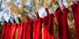 Rote Socken auf einer Leine