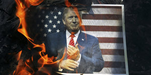 Ein brennendes Trumpporträt