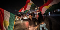 Kurdische Fahnen schwenkende Männer