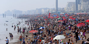 Mit Menschen überfüllter Strand
