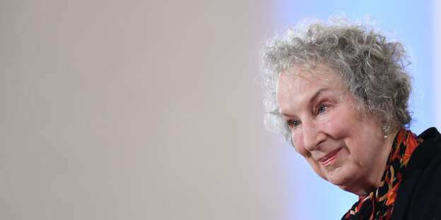 Frau mit grauen Haaren, es ist die Schriftstellerin Margaret Atwood