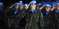 Brasilianische UN-Soldaten salutieren
