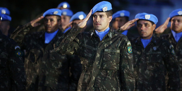 Brasilianische UN-Soldaten salutieren