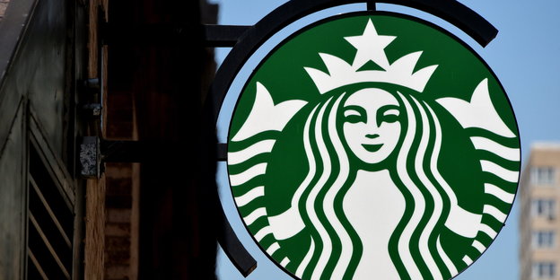Das Starbuckslogo, besfestigt an der Außenwand eines Ladens