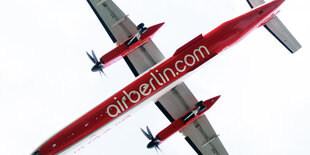 Ein Flugzeug mit der Aufschrift "air berlin.com"