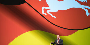 Flagge, davor ein Mann