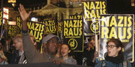 Viele Menschen demonstrieren, sie halten Schilder hoch, auf denen Nazis Raus steht