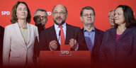 Martin Schulz an einem Rednerpult daneben Andrea Nahles und Katarina Barley