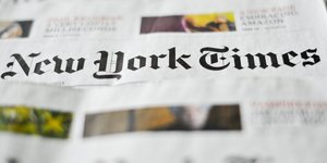 Mehrere Ausgaben der New York Times übereinander gelegt