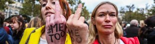 Zwei Frauen zeigen den Stinkefinger: #MeToo ist ein Hashtag, das ab Mitte Oktober 2017 im Zuge des Weinstein-Skandals Verbreitung in den sozialen Netzwerken erfuhr