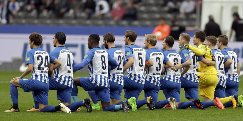 Hertha-Spieler knien