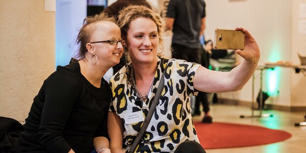 Eine Frau macht ein Selfie mit Sarah Houbolt Eine Frau macht ein Selfie mit Sarah Houbolt