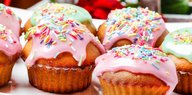 Cupcakes mit rosa und grüner Zuckerglasur