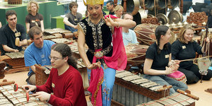 Junge Musiker spielen auf exotischen xylophonartigen Instrumenen