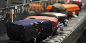 Koffer auf einem Gepäckband