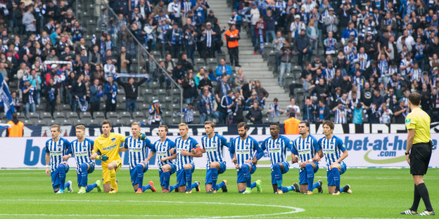 Kniefall vor dem Spiel gegen Schalke