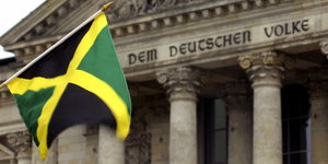 eine Jamaika-Fahne vor den Reichstag