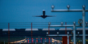 Flugzeug landet am Hamburger Flughafen