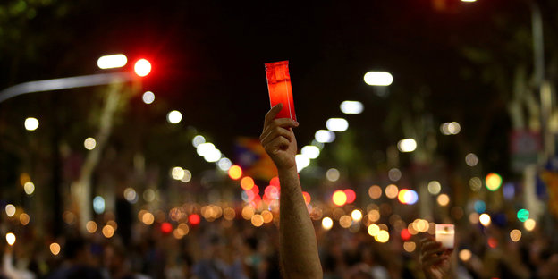 Viele Menschen halten Kerzen bei einer Demonstration hoch