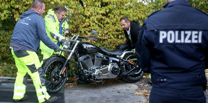 Polizisten beschlagnahmen ein Motorrad