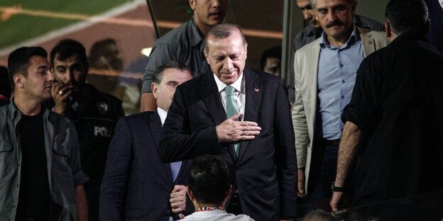Erdoğan steht auf einer Fußballtribüne