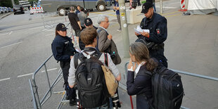 Journalisten vor einer Absperrung bei G20