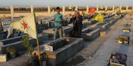 Angehörige eines in Rakka getöteten Kurden beten an seinem Grab