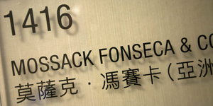 Auf einem Schild steht "Mossack Fonseca"