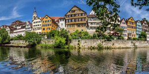Blick vom Neckar aus auf die Altstadthäuser Tübingens
