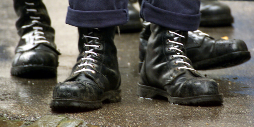 Ein Paar Springerstiefel