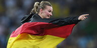 Alexandra Popp in eine schwarz-rot-goldene Fahne gehüllt