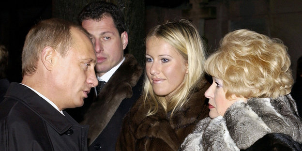 Die Journalistin Xenia Sobtschak mit Präsident Wladimir Putin und der Witwe ihres vater Anatoli, Ljudmilla Narusowa