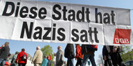 Ein Transparent mit dem DGB-Logo und der Aufschrift "Diese Stadt hat Nazis satt"