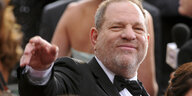 Harvey Weinstein zeigt mit der rechten Hand