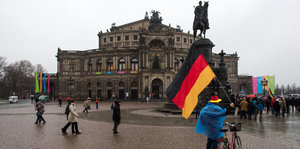 Demonstrant mit Deutschlandfahne vor der Semperoper in Dresden