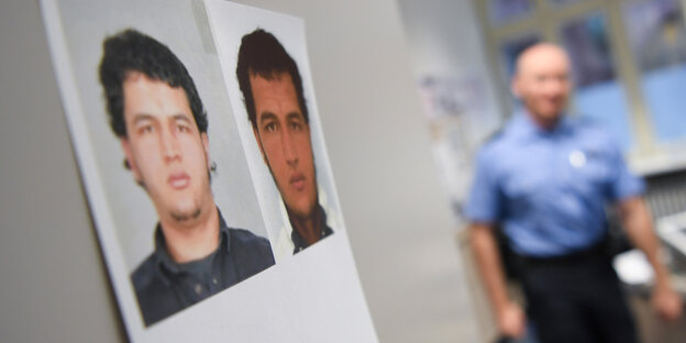Fahndungsfotos von Anis Amri hängen in einem Polizeibüro