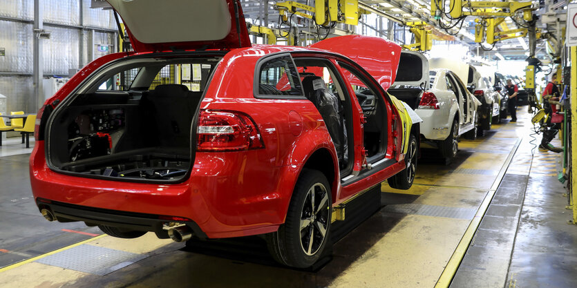 Unfertige Autos stehen in einer Fabrik