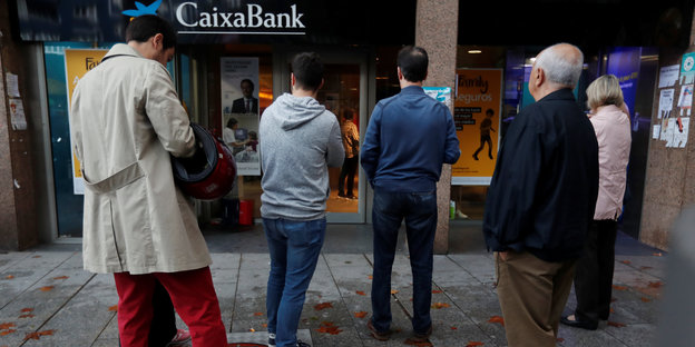 Warteschlange vor der Caixa Bank in Barcelona