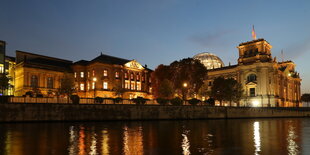 Beleuchtete Gebäude am Abend