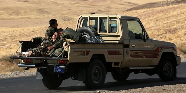 Kurdische Sicherheitskräfte auf einem Pick-up