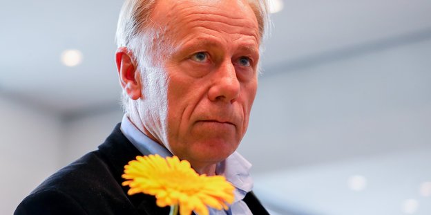 Jürgen Trittin und eine Blume