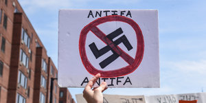 Ein Schild mit der Aufschrift Antifa und einem durchgestrichenen Hakenkreuz