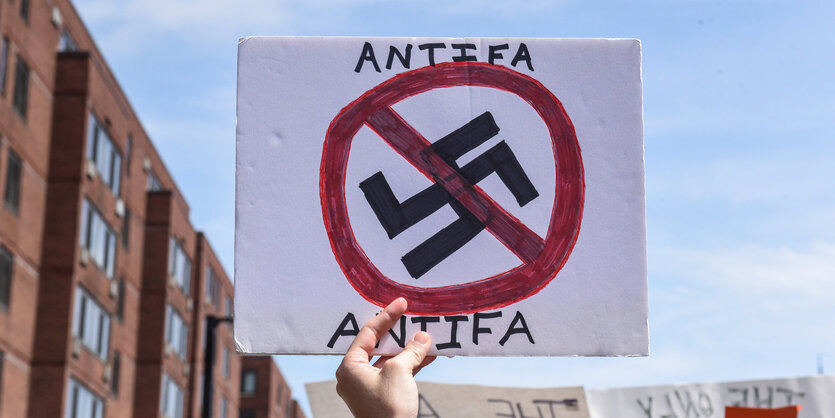 Ein Schild mit der Aufschrift Antifa und einem durchgestrichenen Hakenkreuz