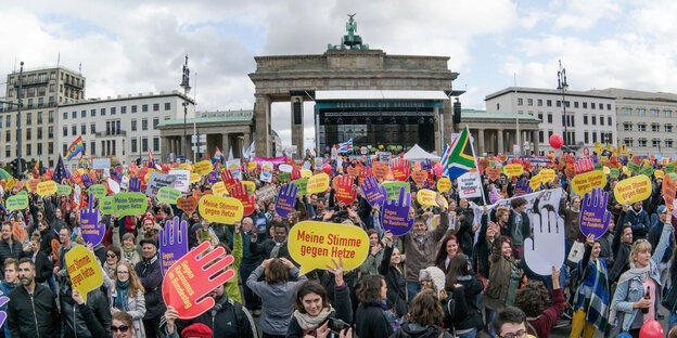 Eine Menschenmenge steht vor dem Brandenburger Tor