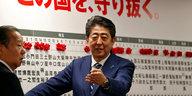 Shinzo Abe zeigt nach vorne
