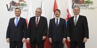 Andrzej Duda, Milos Zeman, Janos Ader und Andrej Kiska stehen nebeneinander