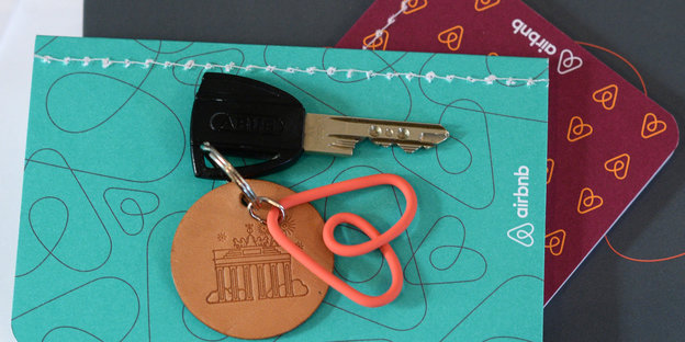 Schlüsselanhänger in Form des Airbnb-Logos