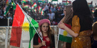 Frauen mit kurdischen Fahnen