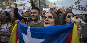 Eine Demonstrantin hält die «Estelada»-Flagge der katalanischen Unabhängigkeitsbewegung am 21.10.2017 in Barcelona (Spanien) bei einer Demonstration gegen die Inhaftierung von zwei führenden Aktivisten der separatistischen Bewegung.
