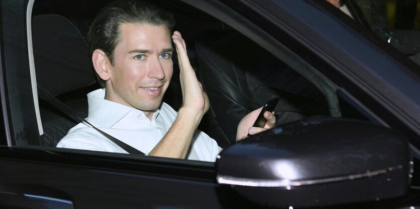 Sebastian Kurz auf dem Beifahrersitz eines Autos